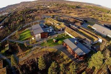 Beitostølen Helsesportsenter sett fra lufta en vårdag. Foto: Nicolay Flaaten 