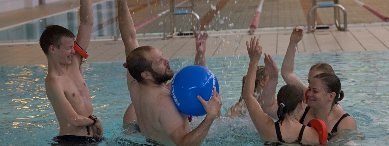 Unge voksne spiller vannpolo i bassenget. Foto: Thor Østbye